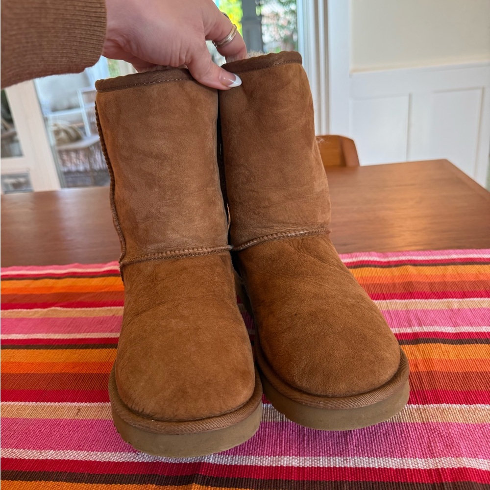UGG Women’s Classic Short boots in Chestnut EUC size 10 - Picture 3 of 7